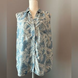 CHICOS SIZE 2 SLEEVELESS COLLARED SHIRT BLUE & WHITE PALM TREE PRINT